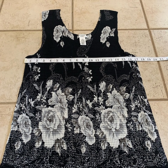 Liz Baker Woman Black & White Floral Crinkle Sleeveless Top 2X - Picture 3 of 5